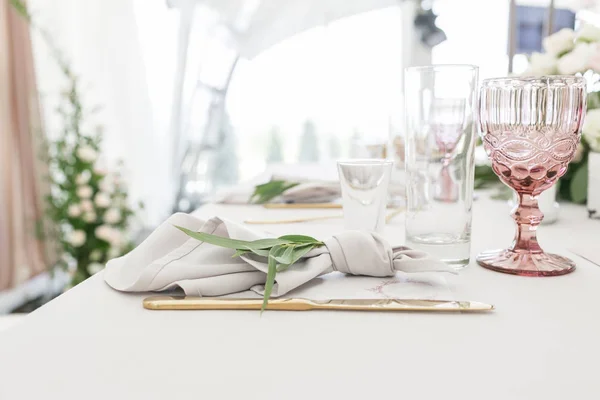 Hermosa mesa con vajilla y flores para una fiesta, recepción de bodas u otro evento festivo. Vajilla y cubiertos para la cena del evento abastecido . — Foto de Stock