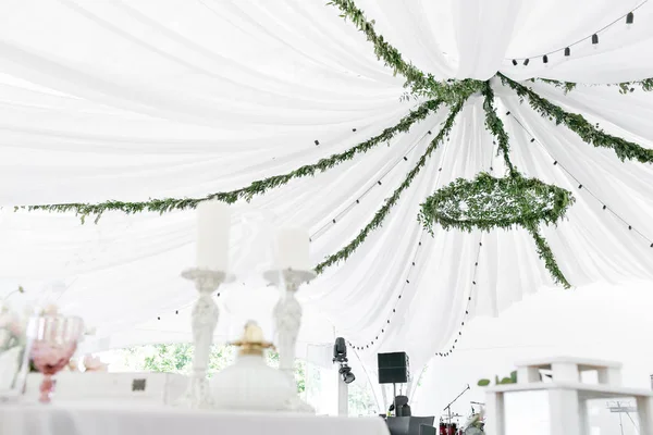 ライトのテントの下で緑の葉と枝のハングので作られたシャンデリア。装飾的なライト。自然スタイル — ストック写真