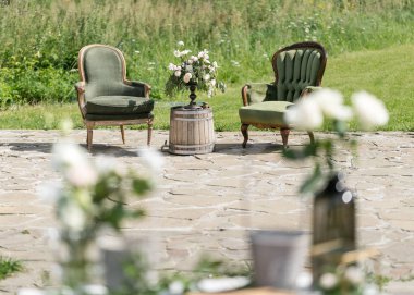 Antika ahşap sandalye ve masa bahçede çiçek dekorasyonu ile. Açık