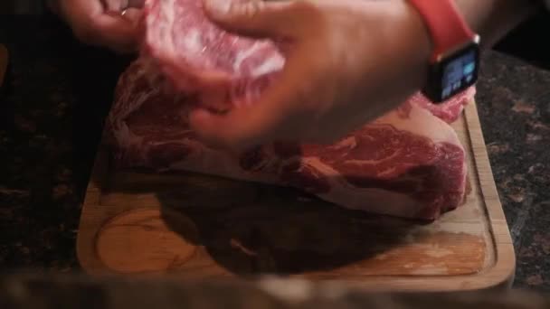 Chef corta carne em tábua de corte de madeira. Carne crua fresca no restaurante. Foco seletivo . — Vídeo de Stock