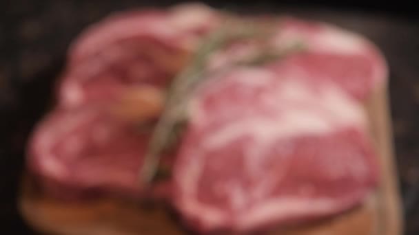 Lo chef taglia la carne sul tagliere di legno. Carne cruda fresca nel ristorante. Focus selettivo . — Video Stock