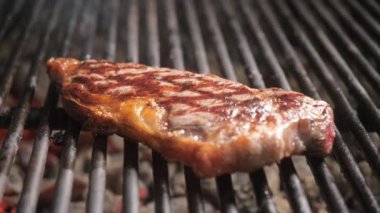 Barbekü biftek kızartmak için. Tipik Arjantinli Barbekü veya asado. Izgara ve kırmızı sıcak coals yanan odun.