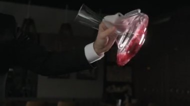 Kırmızı şarap sürahi Restoran zemin üzerine dökülür. oksijen ile karışımları