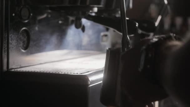 Μηχανή καφέ στο καφενείο. Κοντινό πλάνο. — Αρχείο Βίντεο