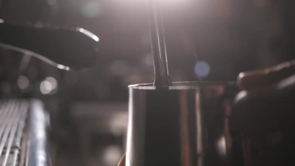 Koffiemachine in de coffeeshop. Close-up shot. — Stockvideo