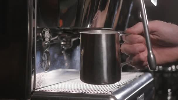 Máquina de café na cafetaria. Fechar tiro . — Vídeo de Stock