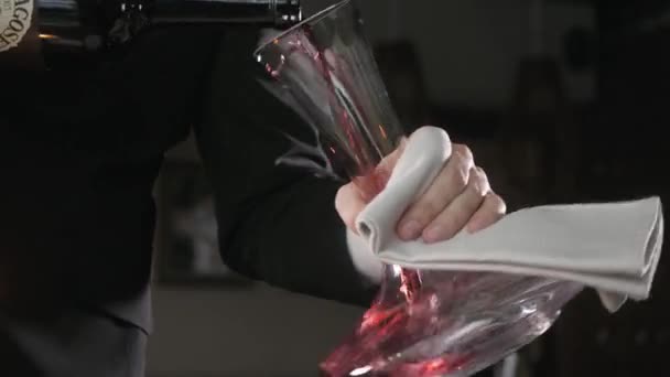 Kırmızı şarap sürahi Restoran zemin üzerine dökülür. oksijen ile karışımları — Stok video