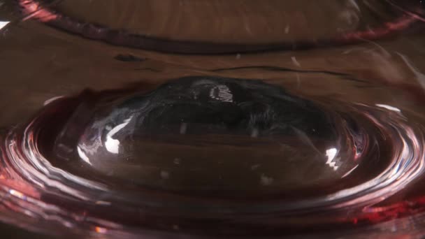 Vin rouge versé dans la carafe sur fond de restaurant. mélange avec de l'oxygène — Video