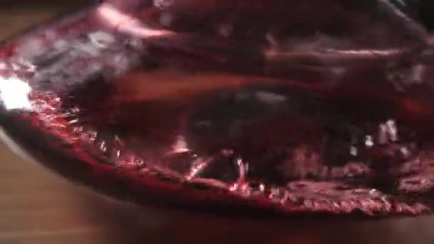 Κόκκινο κρασί χύνεται σε καράφα στο φόντο εστιατόριο. αναμιγνύει με οξυγόνο — Αρχείο Βίντεο
