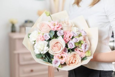 güzel lüks buket karışık kadın elinde. Çiçekçi Çiçek dükkanında çalışır. Küçük bir aile şirketi