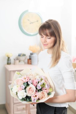 güzel lüks buket karışık kadın elinde. Çiçekçi Çiçek dükkanında çalışır. Küçük bir aile şirketi