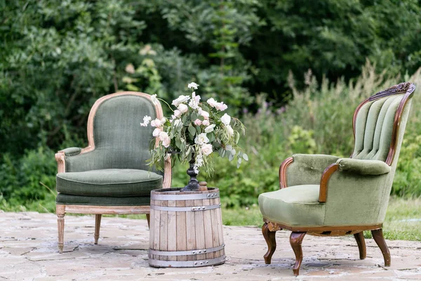 Vintage dřevěné židle a stůl s květinovou výzdobu v zahradě. venkovní — Stock fotografie