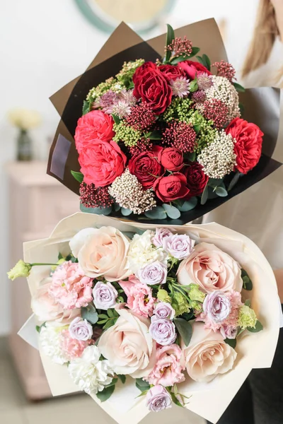 Hermoso ramo de lujo de flores mixtas en mano de mujer. el trabajo de la floristería en una florería. Una pequeña empresa familiar — Foto de Stock