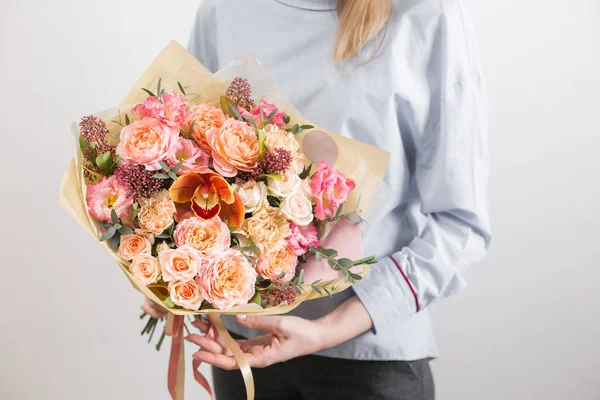 Gyönyörű luxus csokor vegyes virág a nő kezét. a munka a virágüzlet, virágbolt is működik. Egy kis családi vállalkozás — Stock Fotó