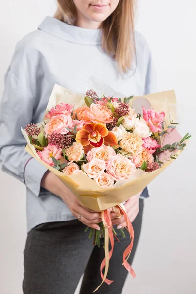 Красивий розкішний букет змішаних квітів в руці жінки. Робота флориста в квітковому магазині. Маленький сімейний бізнес — стокове фото