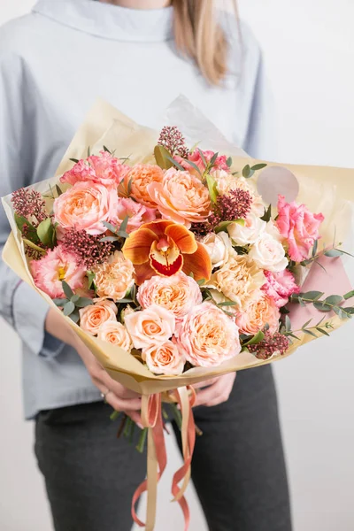 Красивий розкішний букет змішаних квітів в руці жінки. Робота флориста в квітковому магазині. Маленький сімейний бізнес — стокове фото