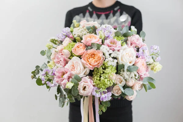 Belo buquê de luxo de flores mistas na mão da mulher. o trabalho da florista em uma loja de flores. Uma pequena empresa familiar — Fotografia de Stock