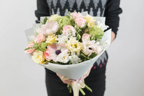 Schöner luxuriöser Strauß gemischter Blumen in Frauenhand. die Arbeit des Blumenhändlers in einem Blumenladen. ein kleines Familienunternehmen — Stockfoto