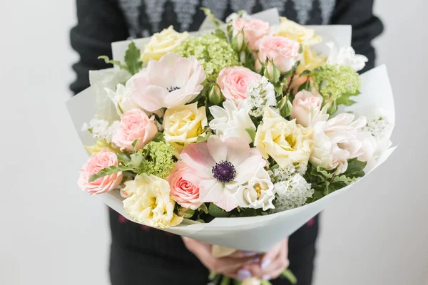 Schöner luxuriöser Strauß gemischter Blumen in Frauenhand. die Arbeit des Blumenhändlers in einem Blumenladen. ein kleines Familienunternehmen — Stockfoto