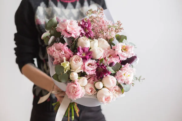Hermoso ramo de lujo de flores mixtas en mano de mujer. el trabajo de la floristería en una florería. Una pequeña empresa familiar — Foto de Stock