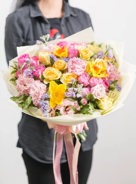 Bellissimo bouquet di lusso di fiori misti in mano donna. il lavoro del fioraio in un negozio di fiori. Una piccola azienda familiare — Foto Stock