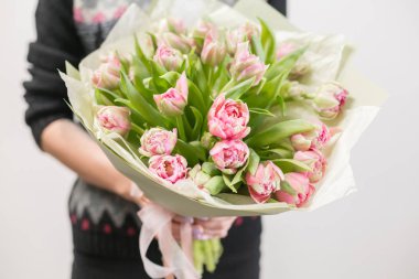 güzel kadın elinde Pembe Lale buketi. Çiçekçi Çiçek dükkanında çalışır. Küçük bir aile şirketi