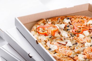 Pizza teslim kavramı kutu. Aç kutusuna sıcak lezzetli İtalyan dilimlenmiş pizza somon, yılan balığı, deniz ürünleri, zeytin, fesleğen, domates, mantar ile.