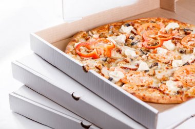 Pizza teslim kavramı kutu. Aç kutusuna sıcak lezzetli İtalyan dilimlenmiş pizza somon, yılan balığı, deniz ürünleri, zeytin, fesleğen, domates, mantar ile.