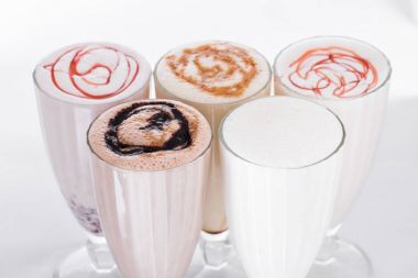 Beş dondurma sallar. Lezzetli dondurma float, vanilya, çilek, kahve, çikolata ve beyaz arka plan