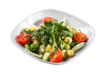 Yunan salatası. Roka yaprakları, yeşil salata, domates, fetta peynir, kırmızı soğan ile sebze ve karışık yeşillik