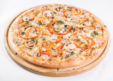 İtalyan mutfak ve pişirme kavramı. Lezzetli dilimlenmiş jambon, sosis, jalapenos, mantar, domates ile sıcak. Teslimat kavramı yemek.