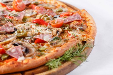 İtalyan mutfak ve pişirme kavramı. Lezzetli dilimlenmiş jambon, sosis, jalapenos, mantar, domates ile sıcak. Teslimat kavramı yemek.