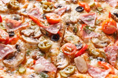 İtalyan mutfak ve pişirme kavramı. Lezzetli dilimlenmiş jambon, sosis, jalapenos, mantar, domates ile sıcak. Teslimat kavramı yemek.