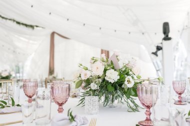 Bir parti, düğün ya da diğer Festival olay güzel Tablo ayarı çanak çömlek ve çiçeklerle. Züccaciye Mağazaları ve yiyecek ve içecek olay yemek için çatal.