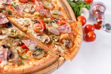 İtalyan mutfak ve pişirme kavramı. Lezzetli dilimlenmiş jambon, sosis, jalapenos, mantar, domates ile sıcak. Teslimat kavramı yemek.