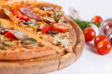 İtalyan mutfak ve pişirme kavramı. Lezzetli dilimlenmiş jambon, sosis, jalapenos, mantar, domates ile sıcak. Teslimat kavramı yemek.