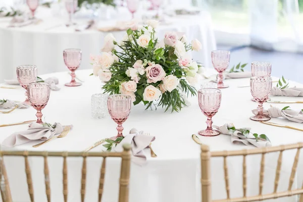 Hermosa mesa con vajilla y flores para una fiesta, recepción de bodas u otro evento festivo. Vajilla y cubiertos para la cena del evento abastecido . — Foto de Stock