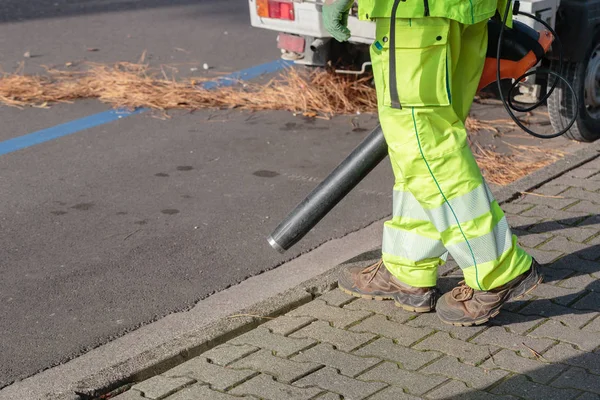 Landscaper arbetstagare rengöring fot sätt i park från döda lämnar. Med hjälp av elektriska driv lövblåsare — Stockfoto