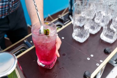 Cam açık büfe masada dilimlenmiş narenciye ile limonata için. Yaz Partisi açık. Detoks.