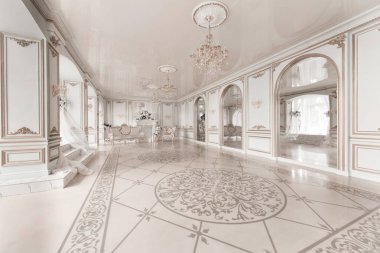 Lüks vintage iç aristokrat tarzı şömineli. Büyük Windows ve aynalar. Sütunlar ve kemerler, süsleme parlak yere