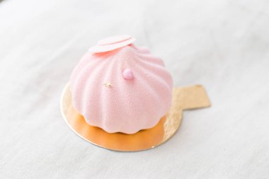 Pastel pembe pasta beyaz masa üzerinde. Küçük tatlı çay veya kahve ile servis. duvar kağıdı, yatay fotoğraf