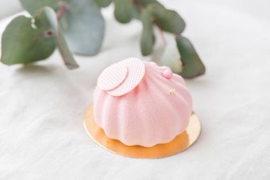 Pastel pembe pasta beyaz masa üzerinde. Küçük tatlı çay veya kahve ile servis. duvar kağıdı, yatay fotoğraf