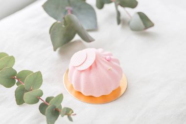 Pastel pembe pasta beyaz masa üzerinde. Küçük tatlı çay veya kahve ile servis. duvar kağıdı, yatay fotoğraf
