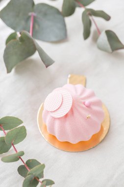 Pastel pembe pasta beyaz masa üzerinde. Küçük tatlı çay veya kahve ile servis. duvar kağıdı, dikey fotoğraf
