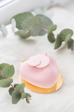 Pastel pembe pasta beyaz masa üzerinde. Küçük tatlı çay veya kahve ile servis. duvar kağıdı, dikey fotoğraf