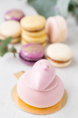 pasta ve macaron beyaz tahta masada. Macarons Fransız tatlı çay veya kahve ile servis var. duvar kağıdı, yatay fotoğraf