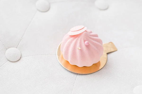 Pastel roze taart op witte tafel. Weinig dessert geserveerd met thee of koffie. behang, horizontale foto — Stockfoto
