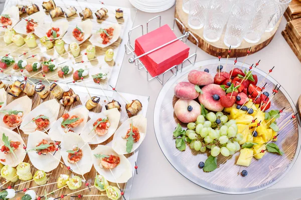 뷔페 테이블에 딸기와 슬라이스 과일 나무 플레이트. 다른 간식 하 고 그러길 래입니다. 여름 파티 야외입니다. 가로 사진 — 스톡 사진