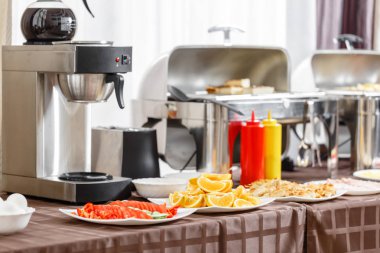 Büfe tepsiler hizmet için hazır ısıtmalı. Otel açık büfe Servis Kahvaltı.