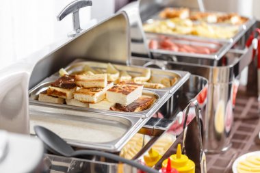 Büfe tepsiler hizmet için hazır ısıtmalı. Otel açık büfe Servis Kahvaltı.